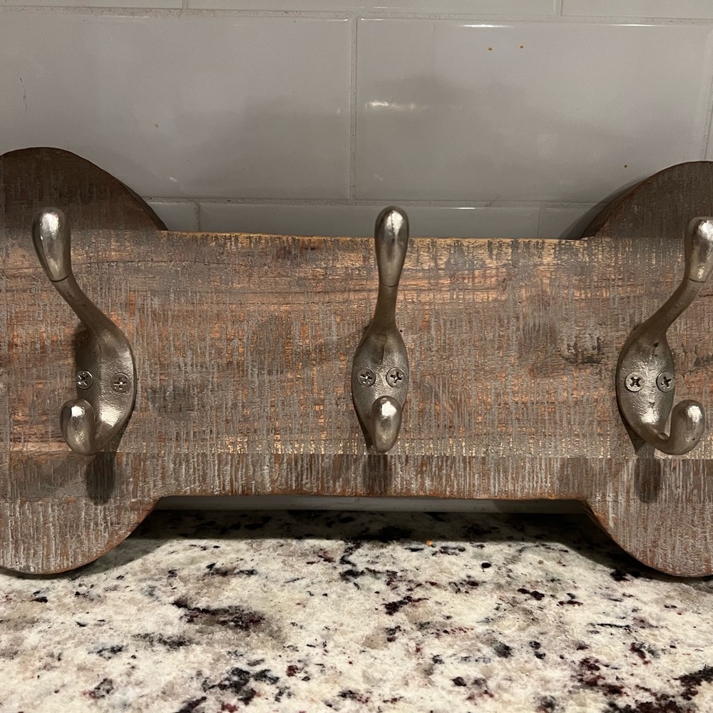 Wall decor-holds dog leashes